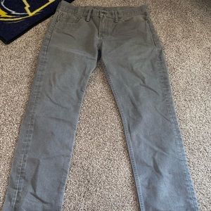 Men’s gray Levi jeans